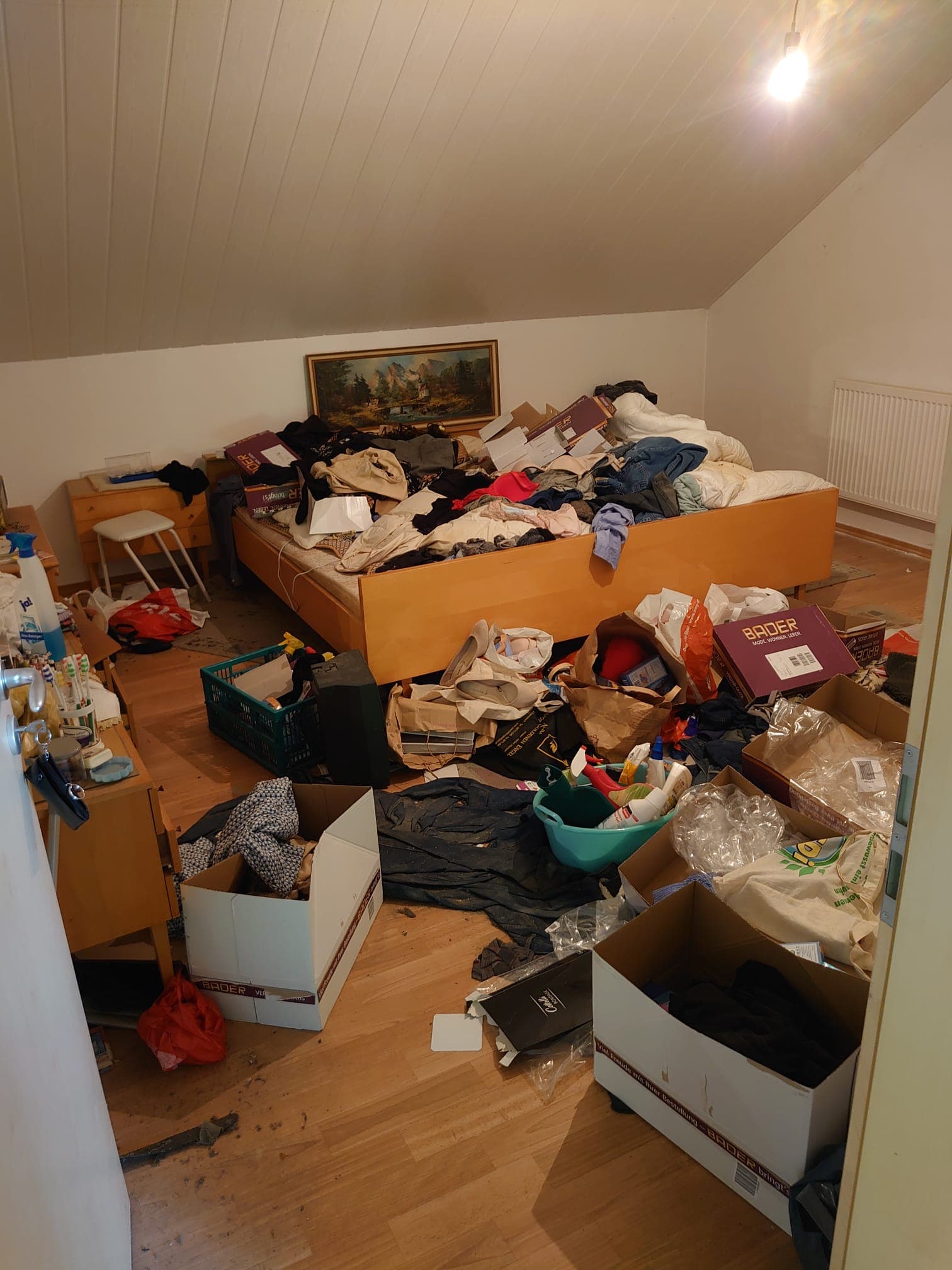 Wohnungsauflösung vorher - unaufgeräumt